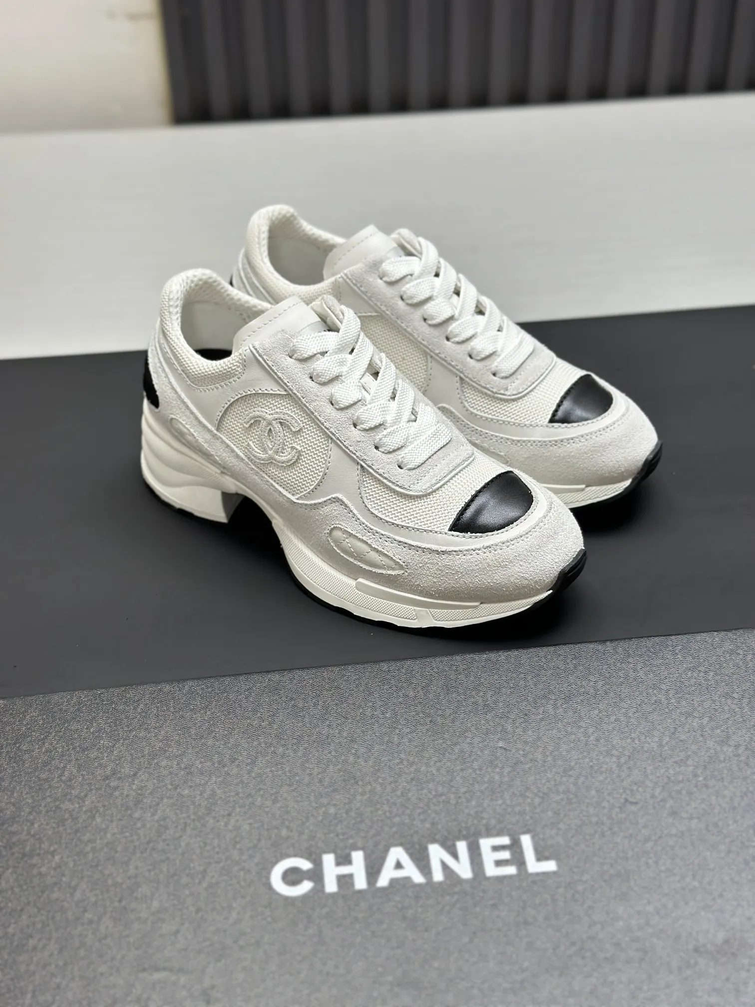 Men's shoes 💰620💰Women's 🚺 Chanel Panda shoes! 2025 counter top casual sports shoes This classic design; the upper is in the style of electric embroidery with various techniques; the outsole is fashionable and sporty; the unusual inclusion of a variety of color matching elements... The diversified mix and match is very good-looking and versatile, and can be used for leisure, fashion, sports, and outdoor... ꫛꫀꪝ Go➫ Materials: ❶Upper made of: original imported first-layer silk cowhide + original waterproof cloth + original first-layer cowhide ❷Inner use: Original Yangli+wang ❸ Outsole based on: Original TPU combination outsole Special counter boutique packaging complete set for women 35–41